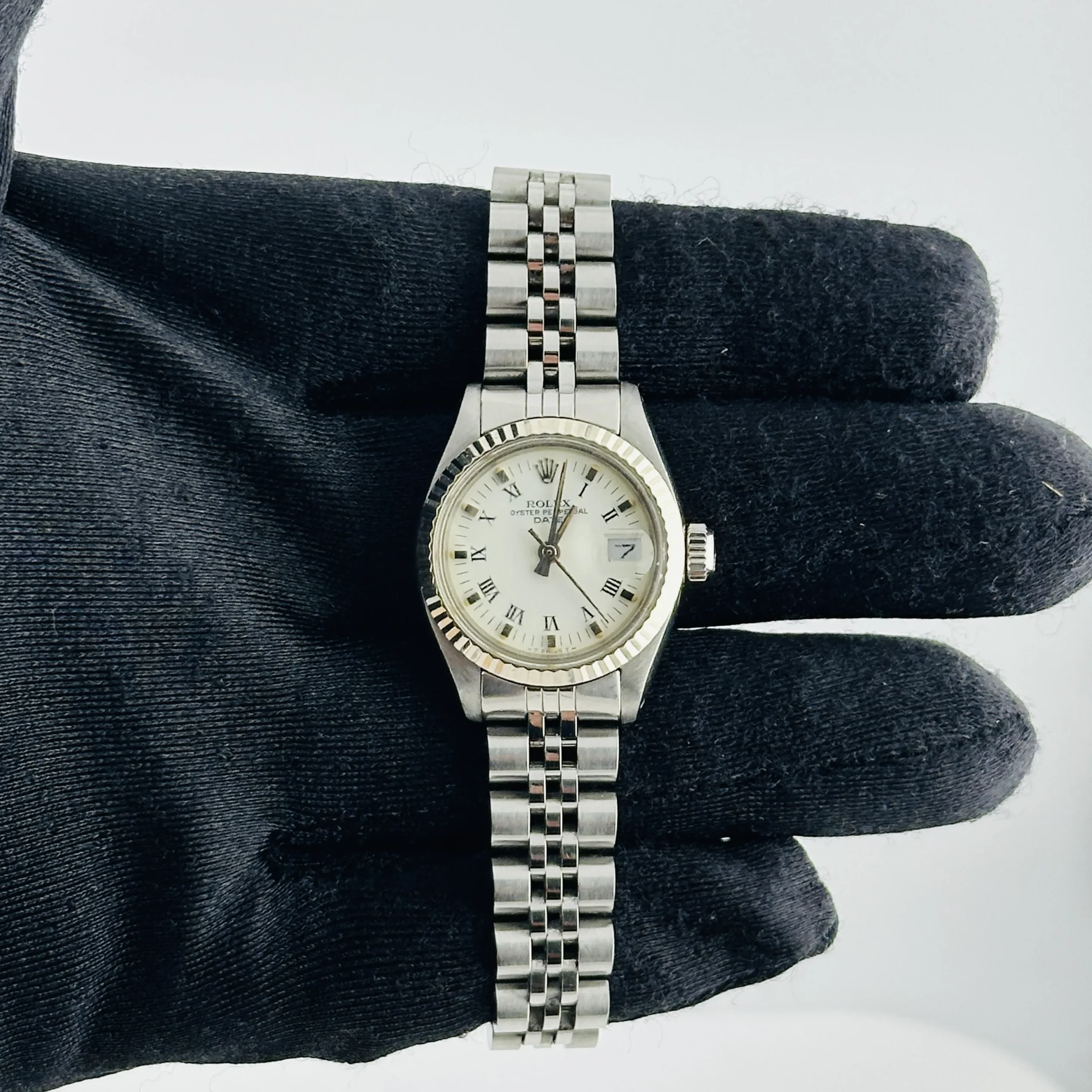 18313005_90r4jej96fq1u8zkwwpr2s2zsjda.webp Rolex Oyster Perpetual Date White Roman Dial on D Link Jubilee Bracelet Ref 6917 - Image 1