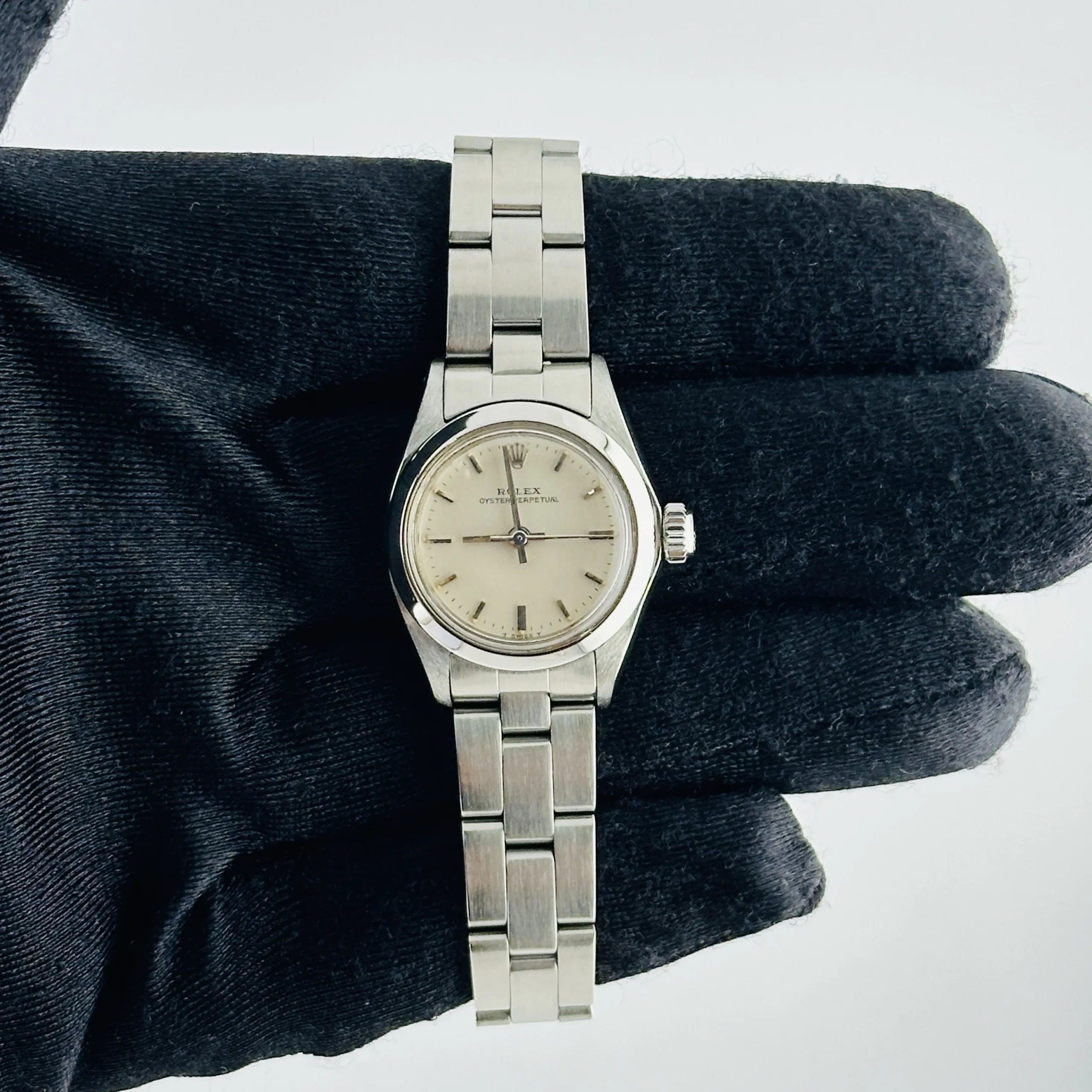 18313035_lnyn8h2ziirrxzwacyqt7haomll2.webp Rolex Oyster Perpetual Silver Stick Dial on Oyster Bracelet Ref 6718 - Image 1
