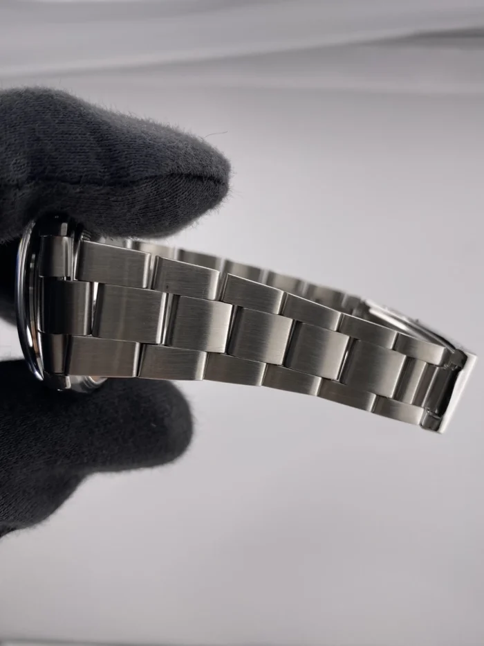 Rolex Oyster Perpetual Date Silver Stick Dial on Oyster Ref. 15000 - Image 5