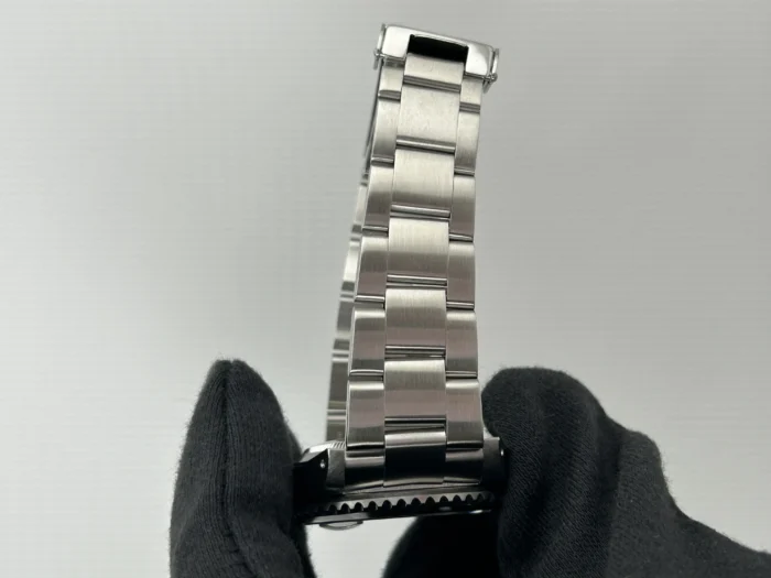 Rolex Submariner Date Black Dial on Oyster Ref. 16610 with Papers 2002 - Image 5