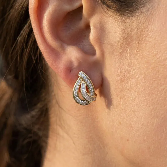 LADIES EARRING 0.20CT ROUND/BAGUETTE DIAMOND 10K YELLOW GOLD - Image 5