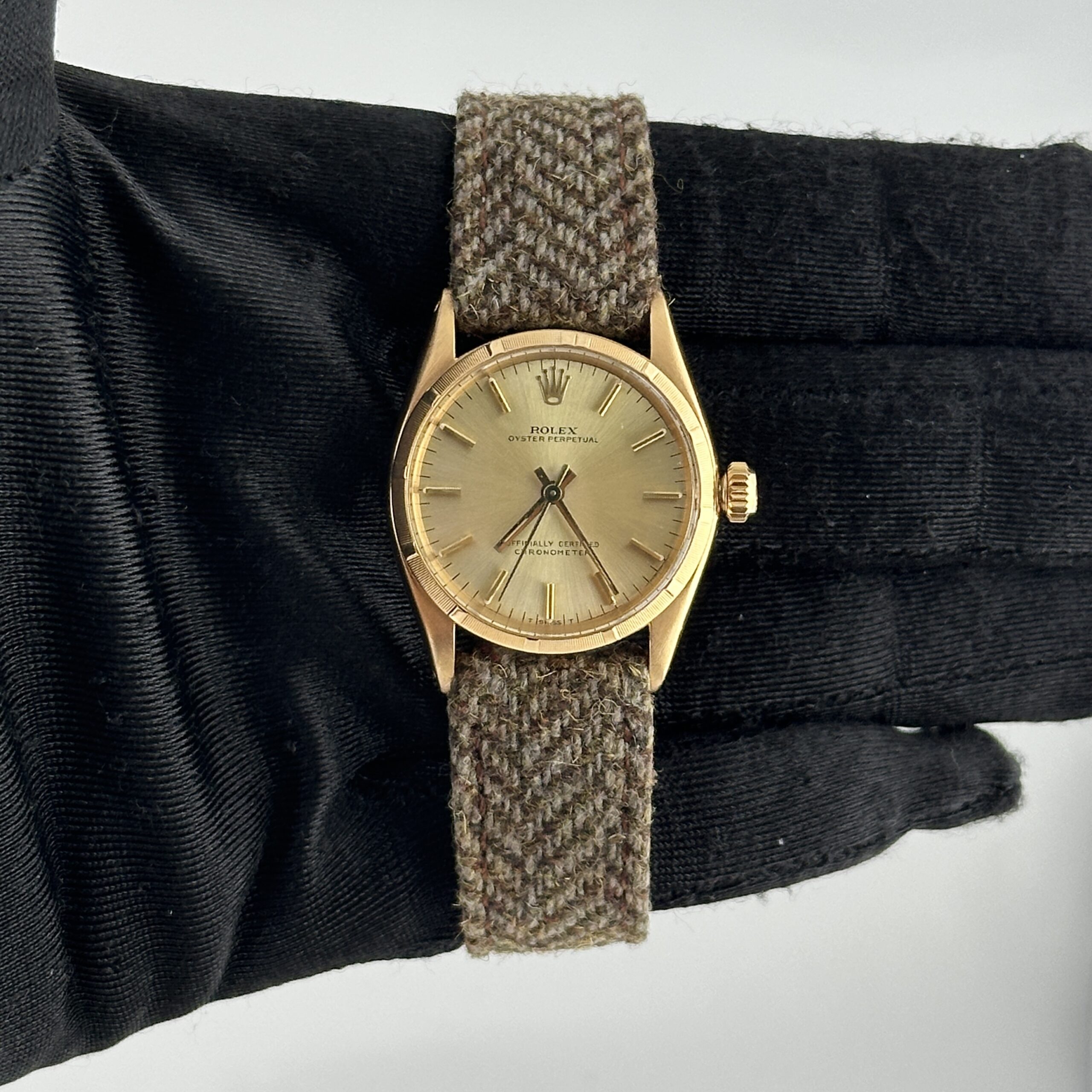 19138704_4c2dwuh6rhh1fj1avd4uyvc112ku.jpg Rolex Oyster Perpetual Champagne Stick Dial on Am Fabric Ref 6549 - Image 1