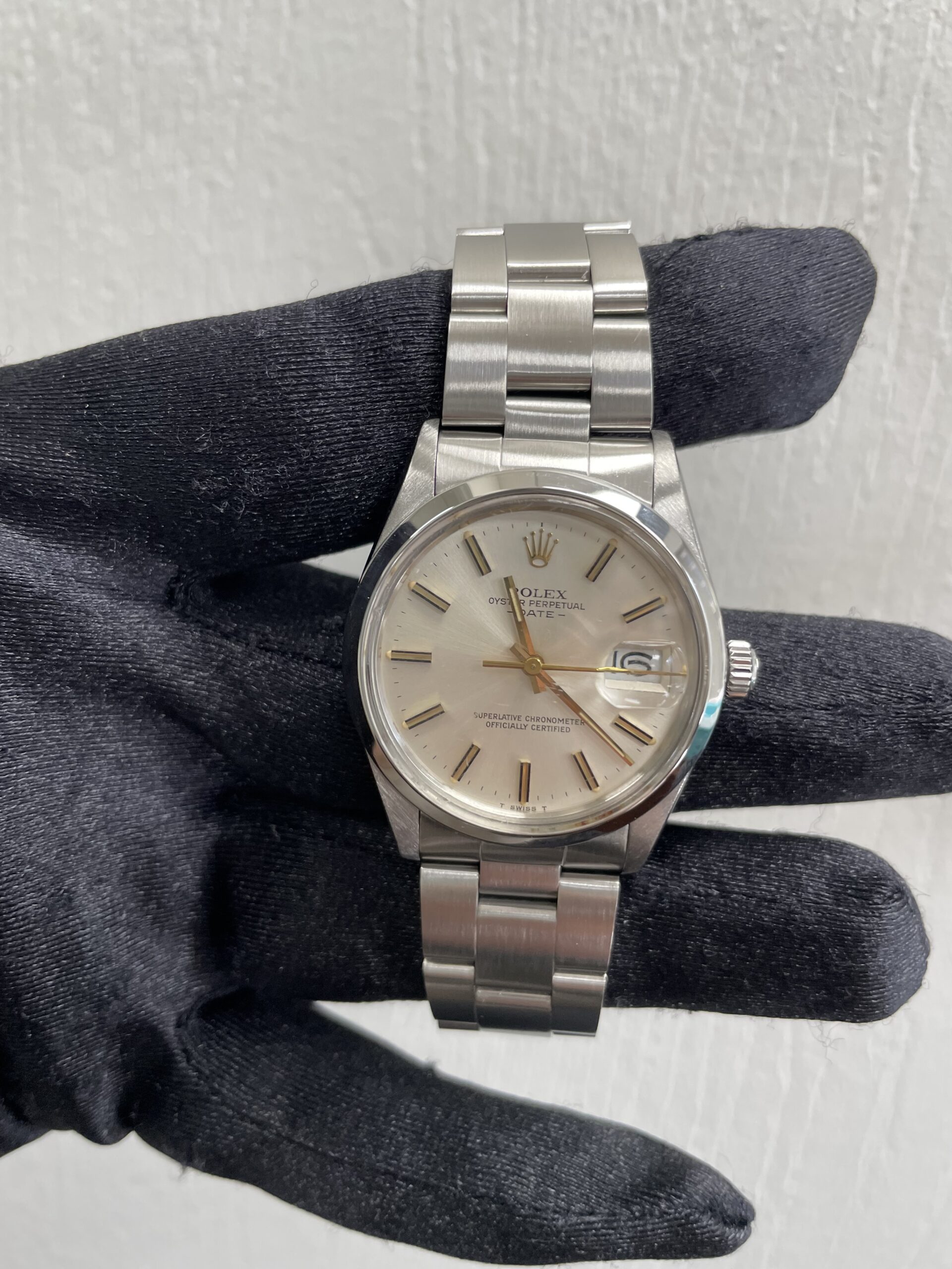 19138850_euzzdxmr2vjf0typ3jd8d1opmsxx.jpg Rolex Oyster Perpetual Date Silver / Gold Stick Dial on Oyster Ref 15000 - Image 1