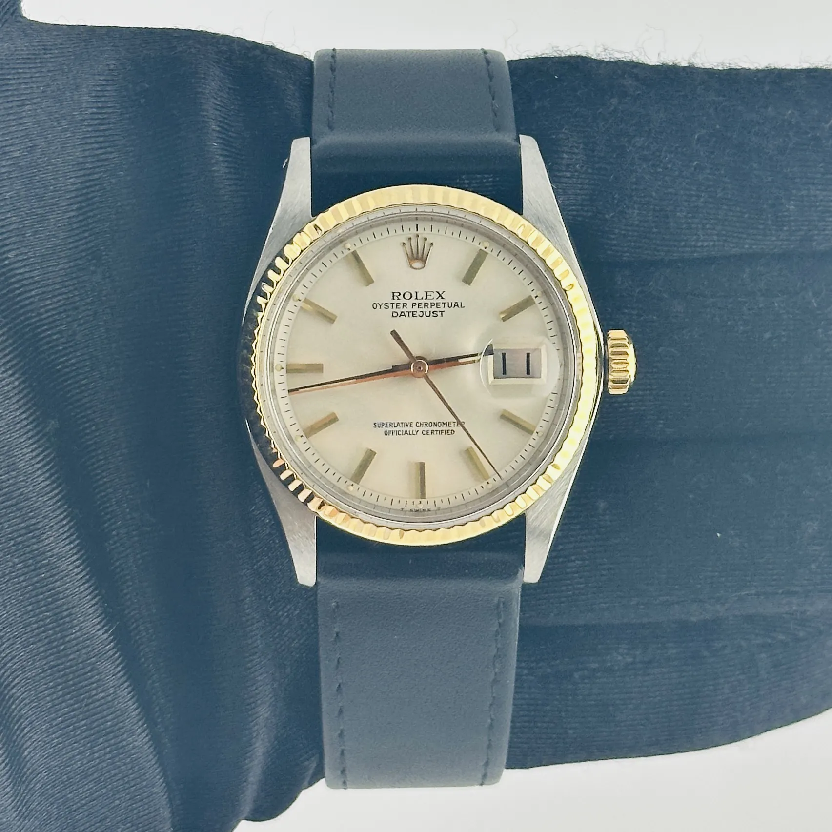 19255687_elh8nj0eth1eea4p1sjouqp0psqq.webp Rolex Datejust Ivory / Gold Stick Dial on Generic Leather Band Ref. 1601 - Image 1