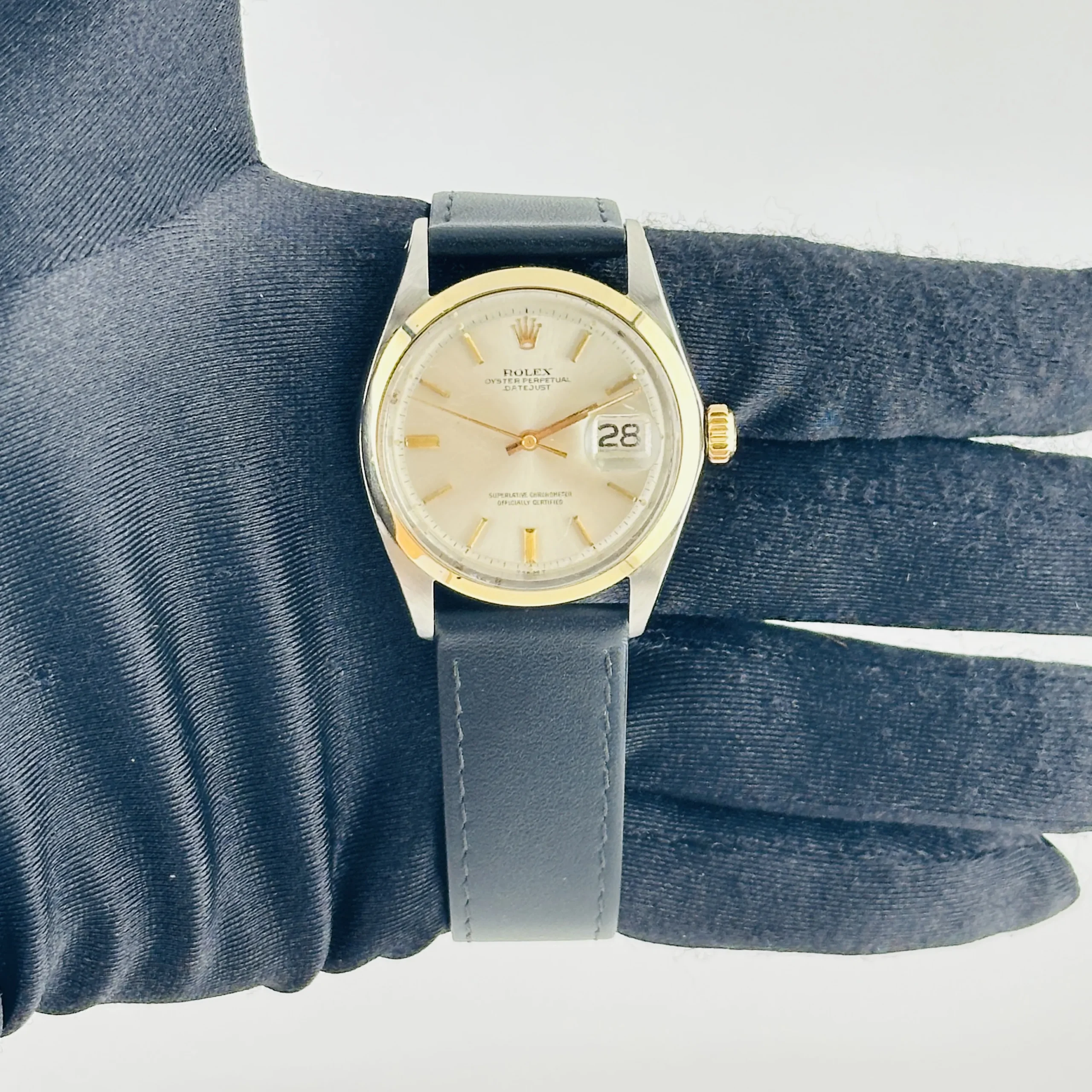 19299113_usf04xrw0ftmeplbpjv8uh7avfqy.webp Rolex Datejust Silver / Gold Stick Dial on Generic Leather Band Ref. 1600/3 - Image 1