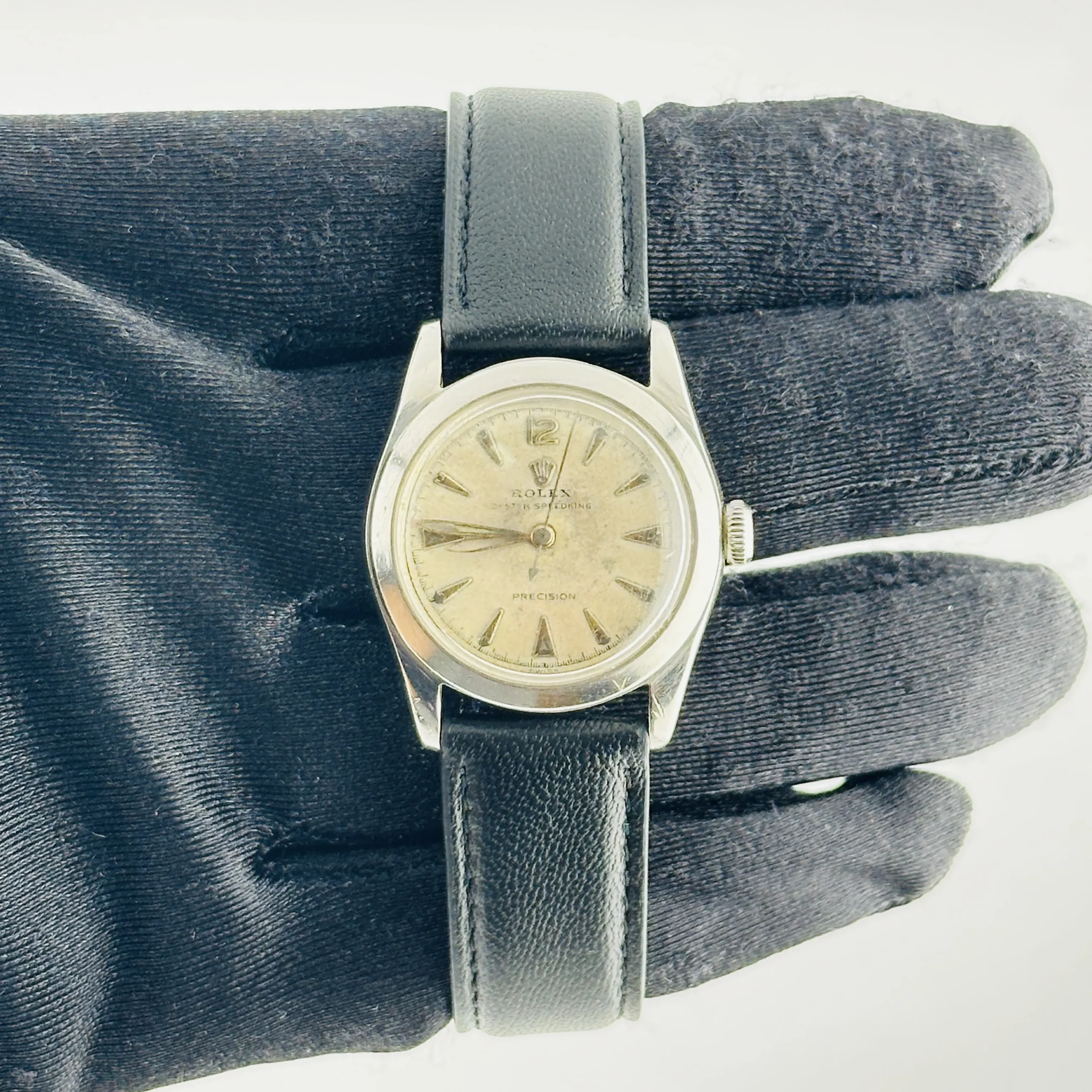 19601268_dflyz8qy4623gab6tsn4scv2le9q.webp Rolex Oyster Speed-King Silver Stick / Has Spots, Faded Dial on Generic Leather Band Ref. 4220 - Image 1