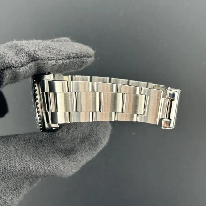 Rolex GMT-Master Black Dial on Oyster Ref. 16700 with Papers 2000 - Image 5
