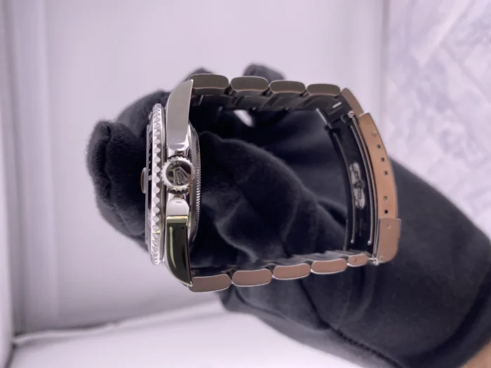 Rolex Submariner Date Black Dial on Oyster Ref. 16610 - Image 6