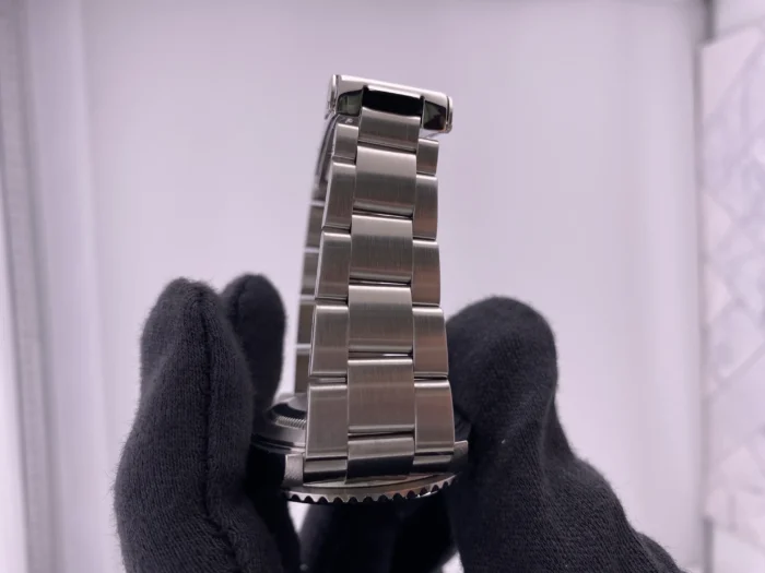 Rolex Submariner Date Black Dial on Oyster Ref. 16610 - Image 5