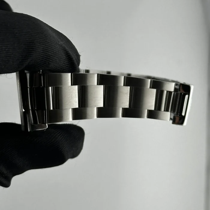 Rolex Oyster Perpetual Black Dial on Oyster Ref. 67480 with Papers 1999 - Image 4