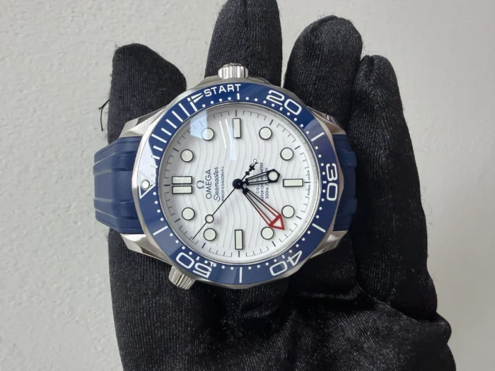 Omega Seamaster Diver 300M White Dial on Rubber Strap Ref. 210.32.42.20.04.002 with Card - Image 2