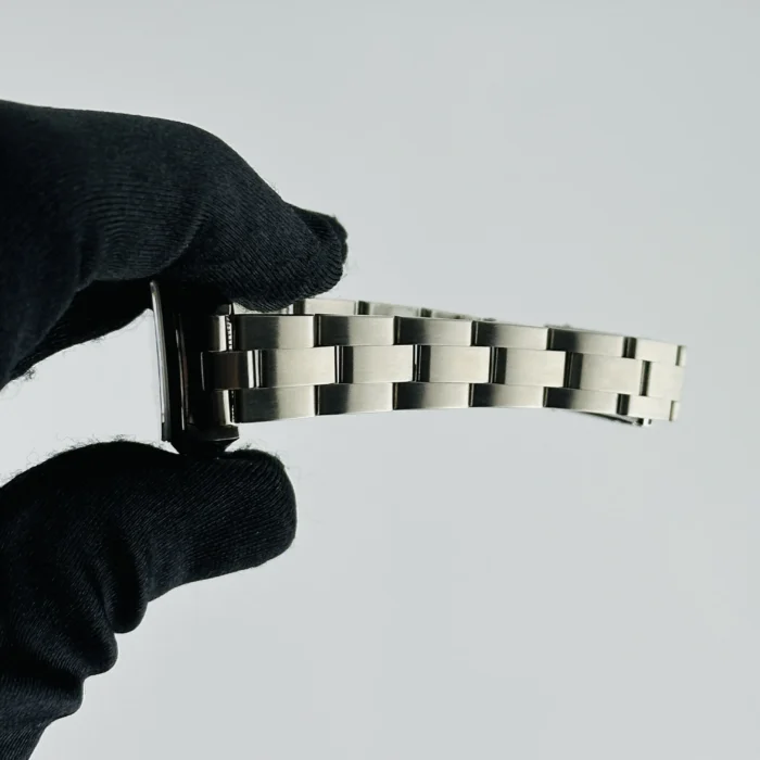 Rolex Oyster Perpetual Silver Dial on Oyster Ref. 67180 with Papers 1996 - Image 5