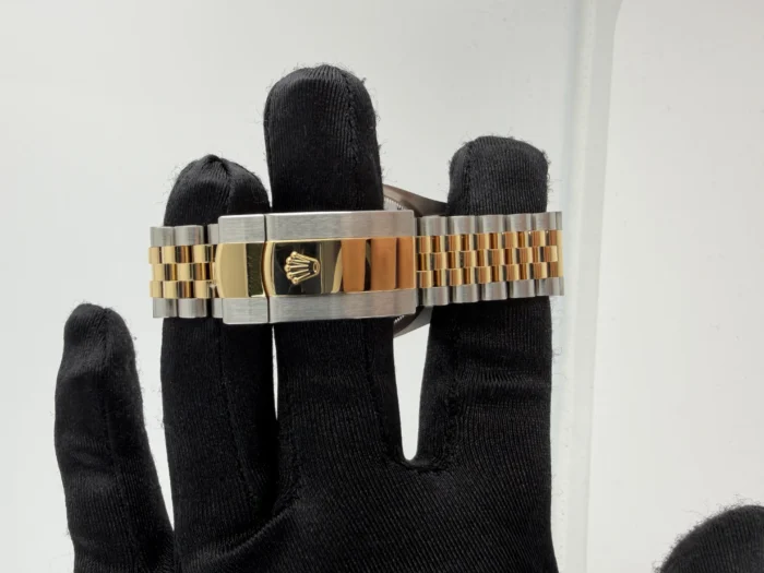 Rolex Datejust Olive Green Roman Dial on Jubilee Ref. 126233 with New Style Card (green) 2026 - Image 3