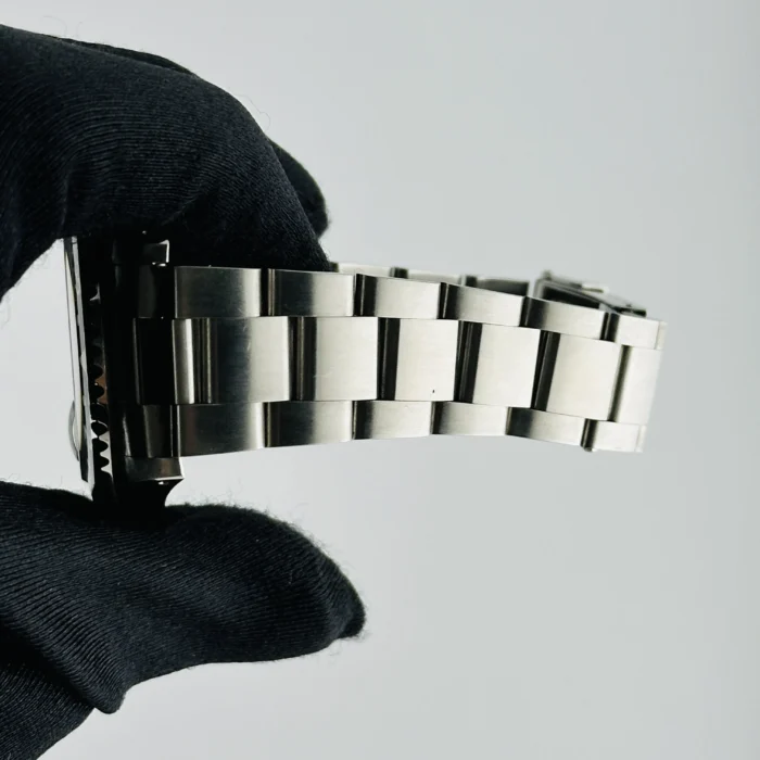 Rolex GMT-Master Black Dial on Oyster Ref. 16700 with Papers 2000 - Image 4