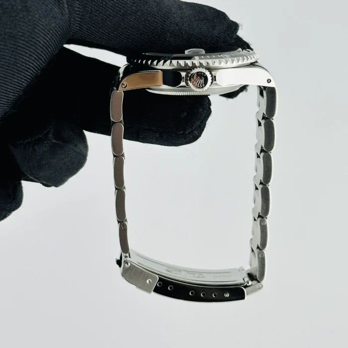 Rolex Submariner Black Dial on Oyster Ref. 16610 with Papers 1999 - Image 6