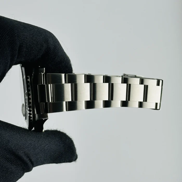 Rolex Submariner Black Dial on Oyster Ref. 16610 with Papers 1999 - Image 5