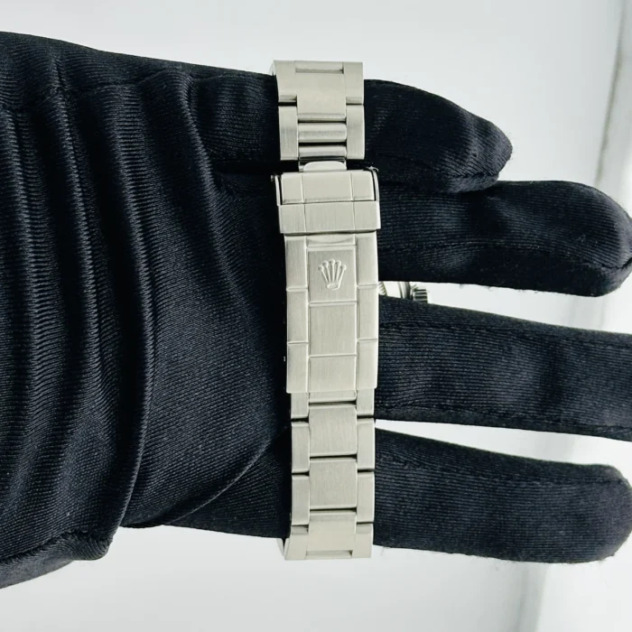 Rolex Submariner Black Dial on Oyster Ref. 16610 with Papers 1999 - Image 4