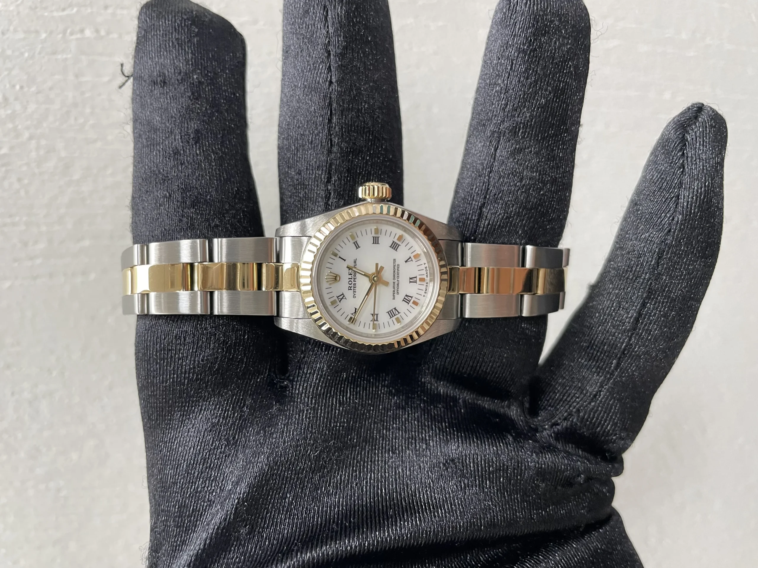 20252244_sg2qgmtgyaqirve66a56bfh0zy0n.webp Rolex Oyster Perpetual White Roman Dial on Oyster Ref. 67193 with Papers 1997 - Image 1