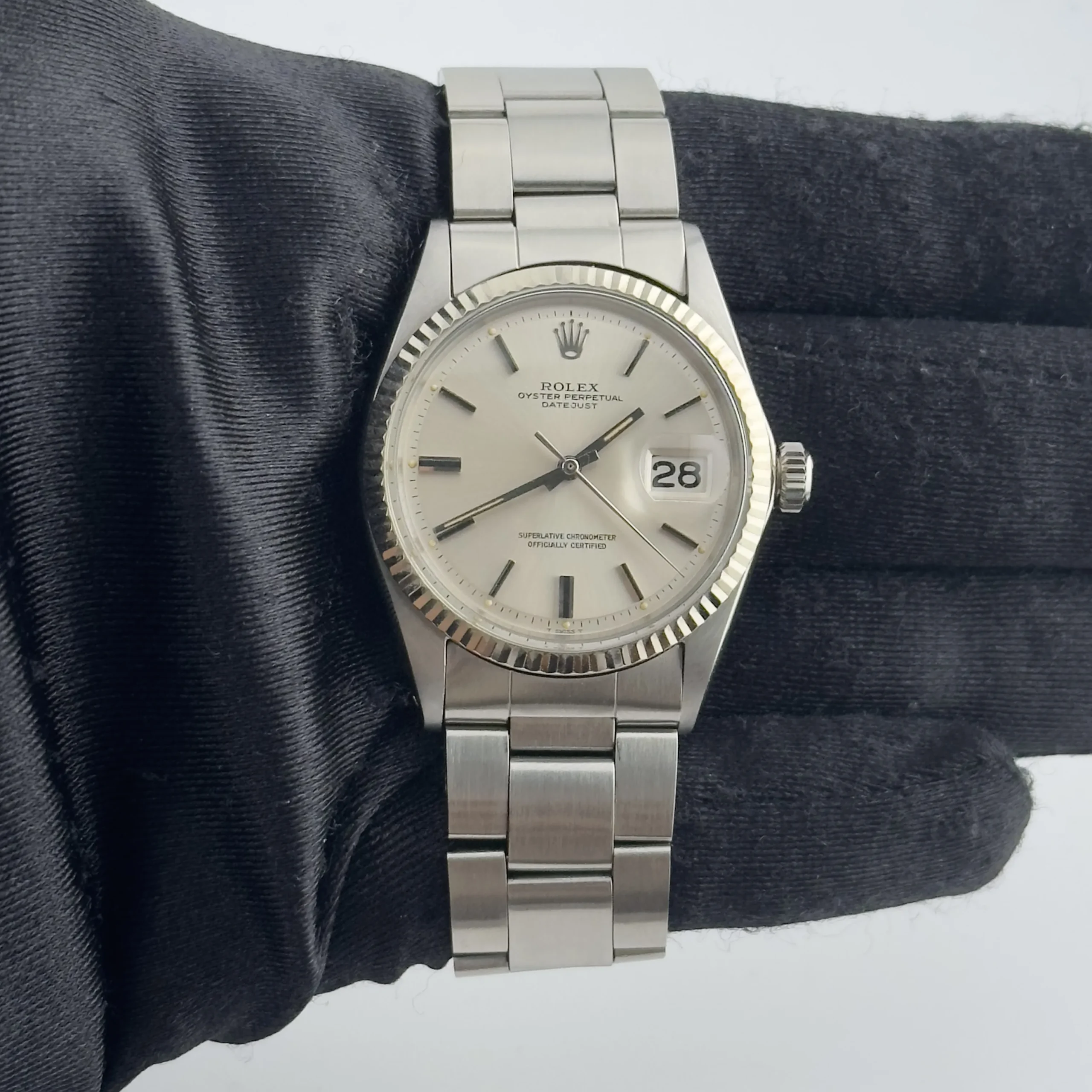20252247_fx4fwl2mvbjkla7ji3jratm1wjee.webp Rolex Datejust Silver Stick Dial on Oyster Ref. 1601 - Image 1