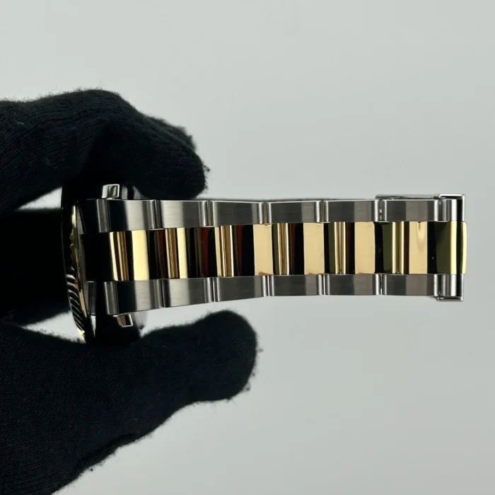 Rolex SkyDweller Champagne Index Dial on Oyster Bracelet Ref. 326933 with Card (New Style Green) 2022 - Image 5