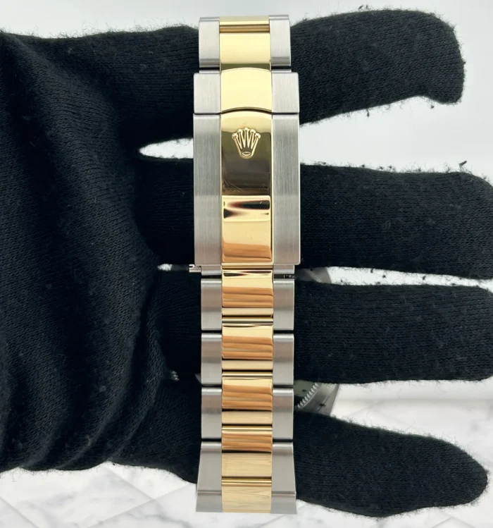 Rolex SkyDweller Champagne Index Dial on Oyster Bracelet Ref. 326933 with Card (New Style Green) 2022 - Image 4
