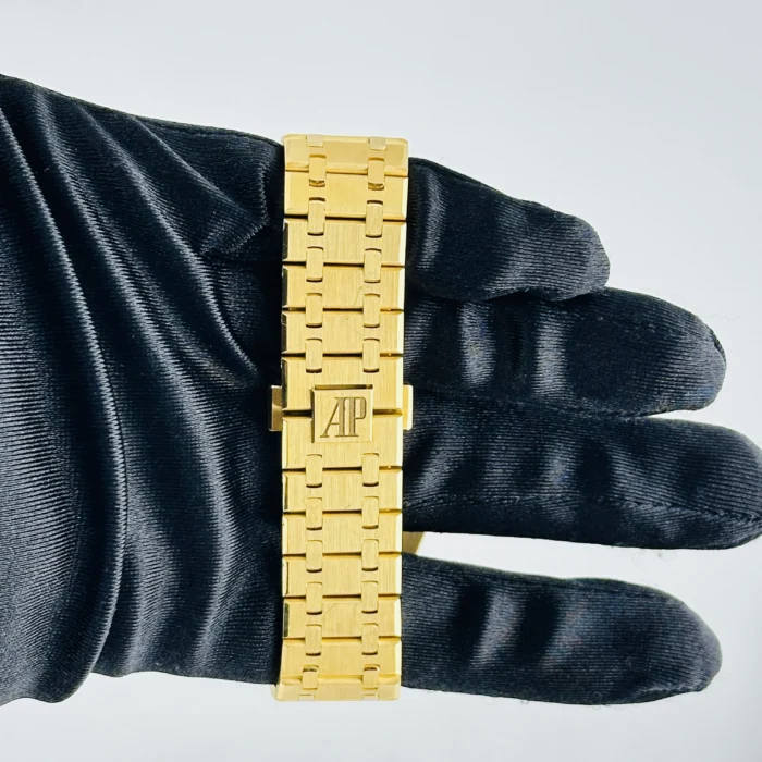 Audemars Piguet Royal Oak Selfwinding Chronograph Blue Dial on Yellow Gold Ref. 26331BA.OO.1220BA.01 with Card 2020 - Image 4