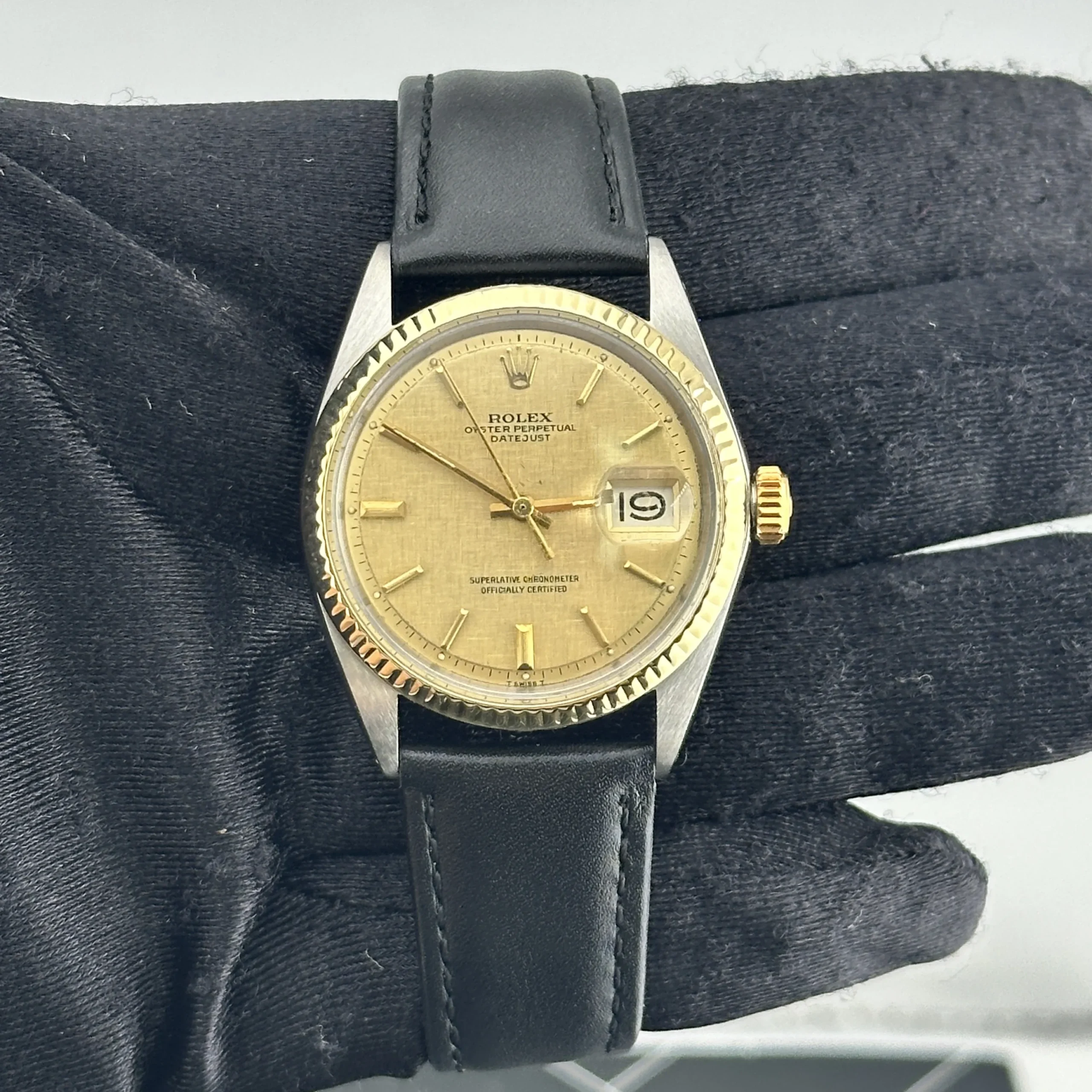 20719896_h4hcp47lgisjrrm9ny6n2isw4itj.webp Rolex Datejust Champagne Linen stick / Has Spot Dial on Generic Leather Band Ref. 1601 - Image 1