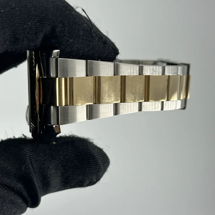 Rolex Datejust Silver Index Dial on Oyster Bracelet Ref. 126333 with New Style Card (green) 2021 - Image 5