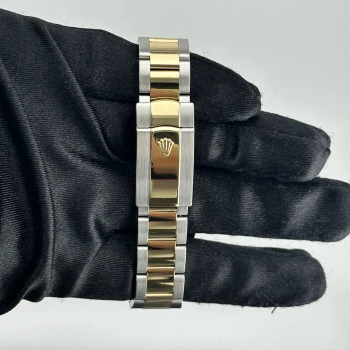 Rolex Datejust Silver Index Dial on Oyster Bracelet Ref. 126333 with New Style Card (green) 2021 - Image 4