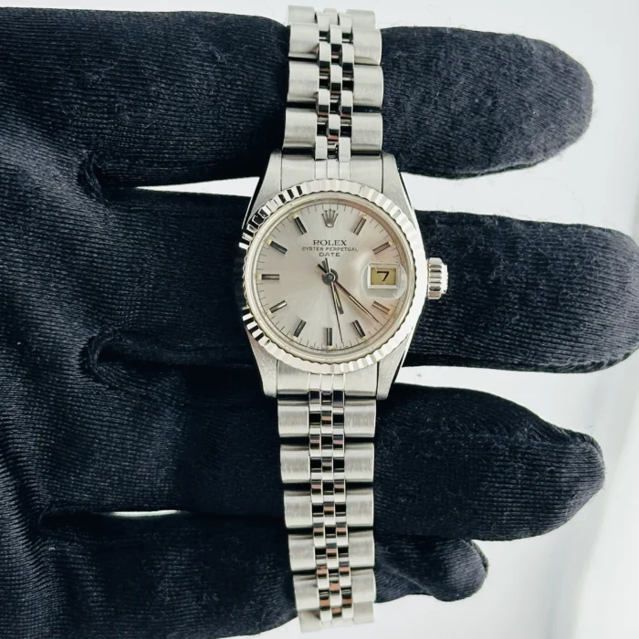 20828416_eeu8kjun62lnbqt9k26jmg9ozw9n.webp Rolex Datejust Lady Silver Stick Dial on Jubilee Ref. 69174 with Papers 1985 - Image 1