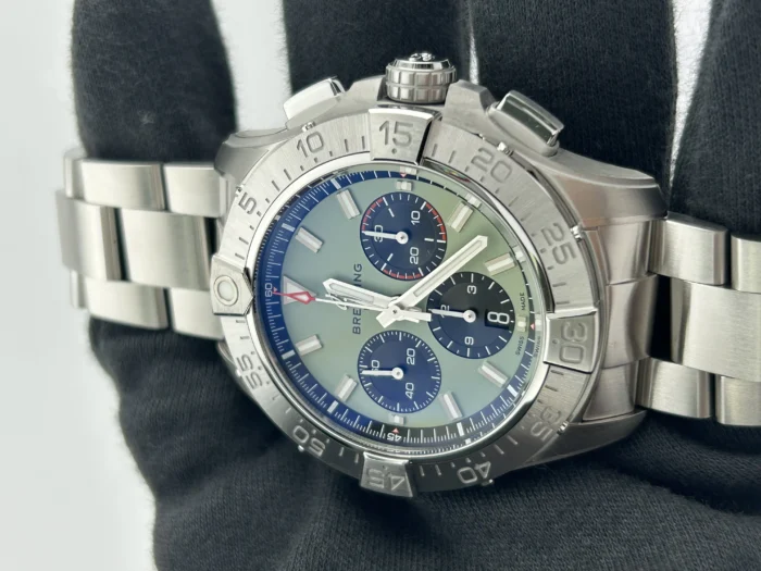 Breitling Avenger B01 Chronograph Green Dial on Bracelet Ref. AB0147101L1A1 with Card 2026 - Image 3