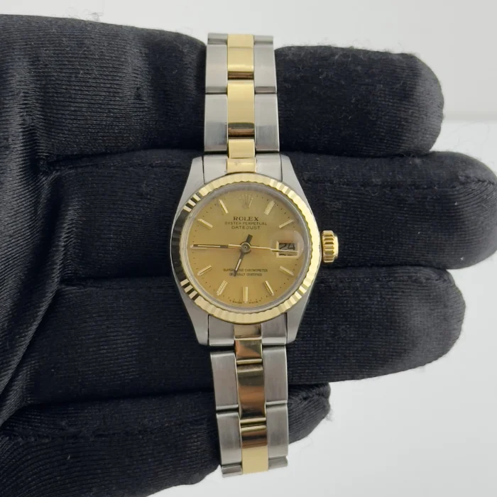 20890939_x7bu37qbm77wz7dp9qpa0tk36ag4.webp Rolex Datejust Champagne Stick Dial on Oyster Bracelet Ref. 6917 with Papers 1978 - Image 1