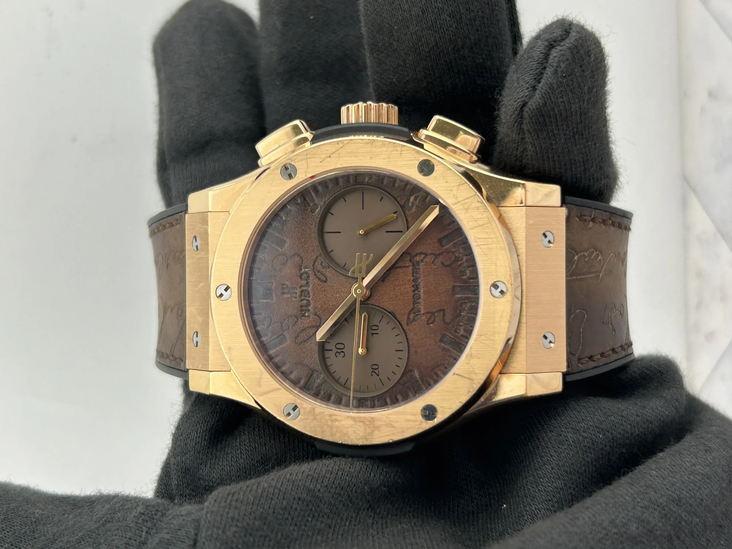20913064_w247phn7w3mc63v9t3w3fd7eix27.webp Hublot Berluti Special Edition Brown Leather Dial on Leather Ref. 521.OX.0500.VR.BER17 with Card - Image 1