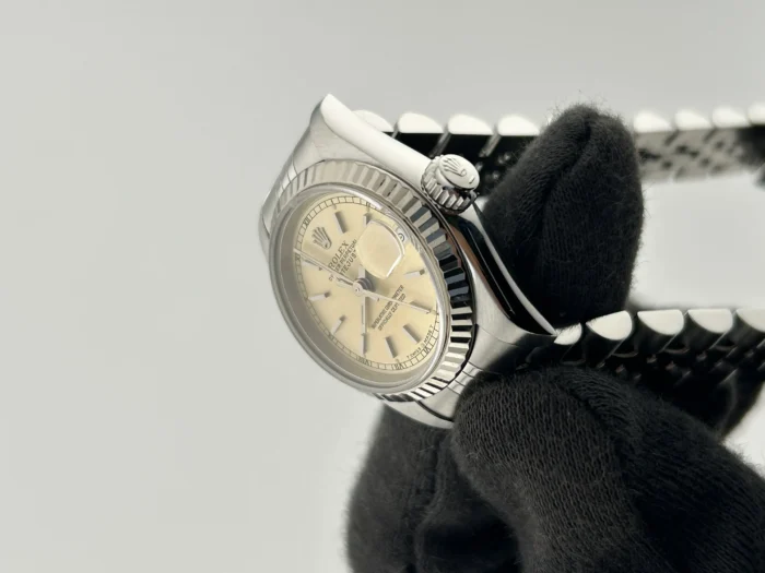 Rolex Datejust Lady Champagne Stick Dial on Jubilee Ref. 69174 with Papers 1994 - Image 2