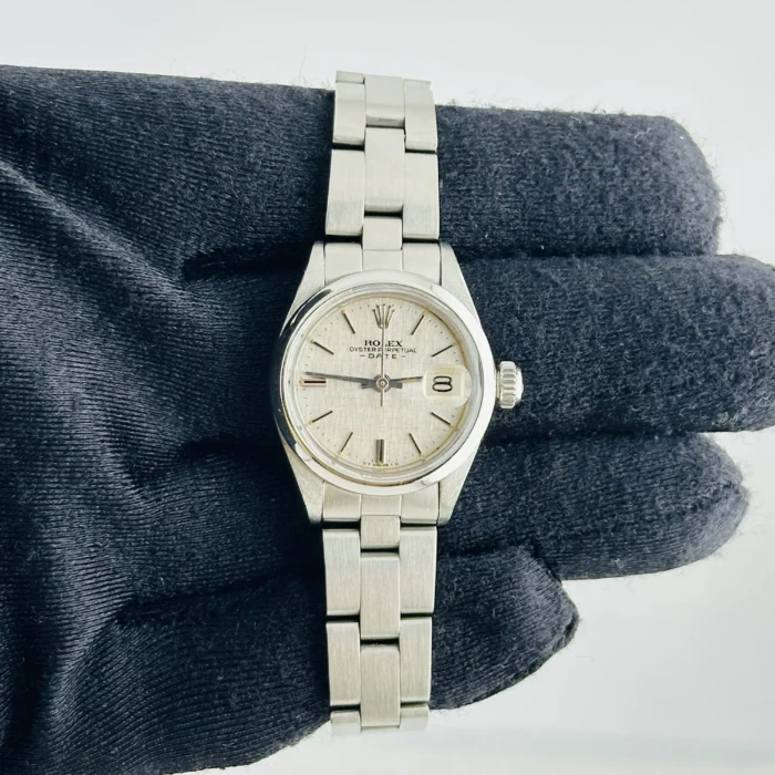 20917700_98ccben5i2l36gxxxz3prav7pm9o.webp Rolex Oyster Perpetual Date Silver Linen Stick Sigma Dial on Oyster Bracelet Ref. 6916 - Image 1