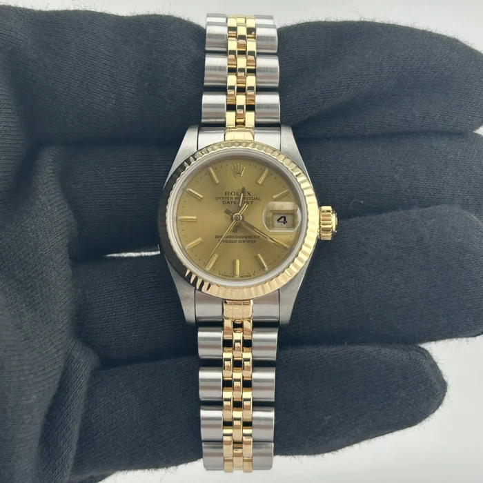 20919624_1hae96ti5ekinrbalnimhajyay5m.webp Rolex Datejust Lady Champagne Stick Dial on D-Link Jubilee Bracelet Ref. 69173 - Image 1