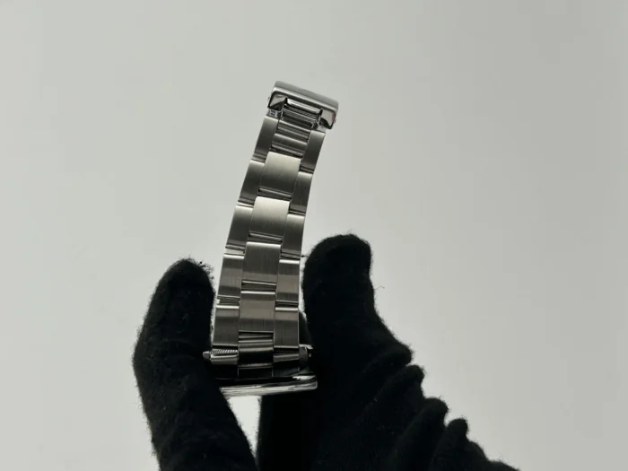 Rolex Oyster Perpetual Date Silver Index Dial on Oyster Steel Bracelet Ref. 1500 - Image 4
