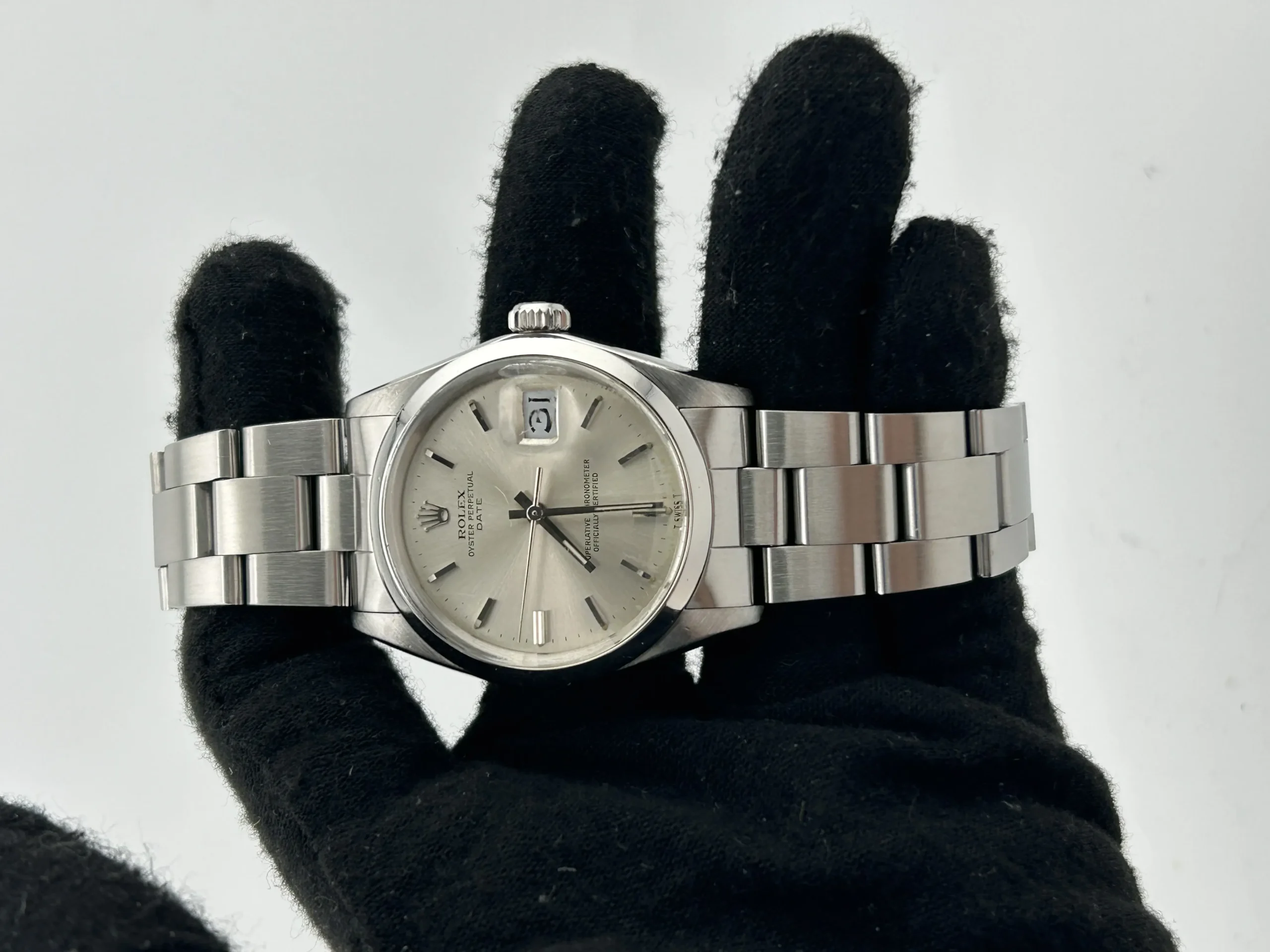 20927327_foo6cseloxmfyi5azcsroe4vxtsm.webp Rolex Oyster Perpetual Date Silver Index Dial on Oyster Steel Bracelet Ref. 1500 - Image 1