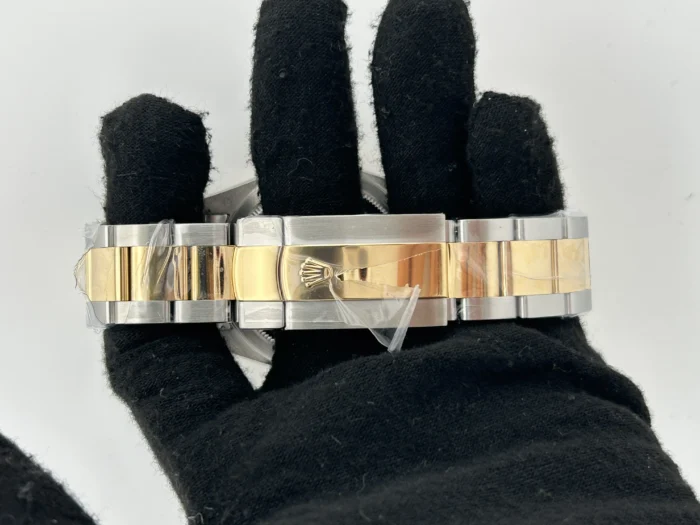 Rolex SkyDweller White Dial on Oyster Steel Bracelet Ref. 326933 with Card (New Style Green) 2019 - Image 4