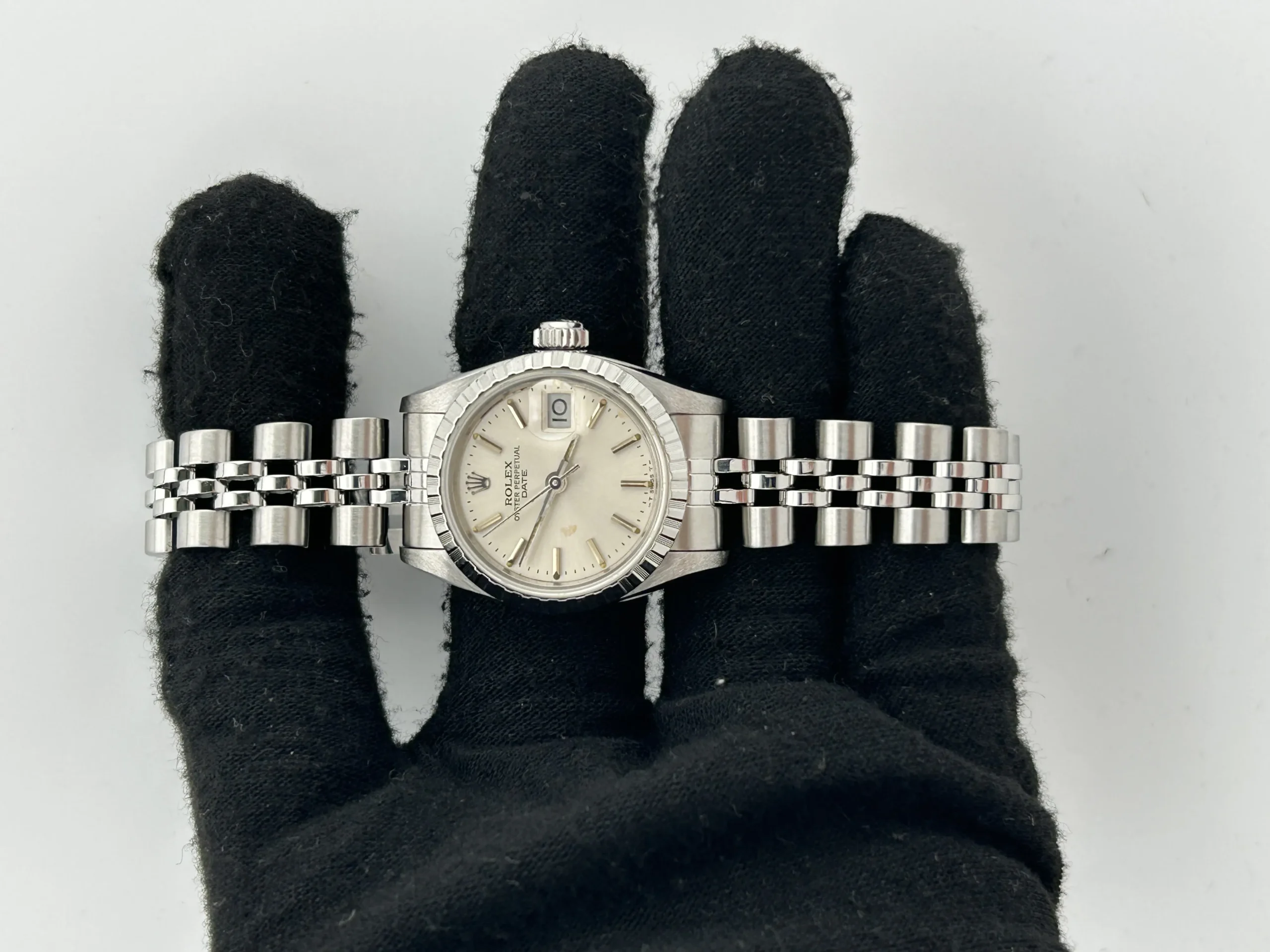 20927346_chytsxkpfc452eou2ublf9vcz4y4.webp Rolex Oyster Perpetual Date Silver Index Dial on Jubilee D-Link Bracelet Ref. 69240 - Image 1