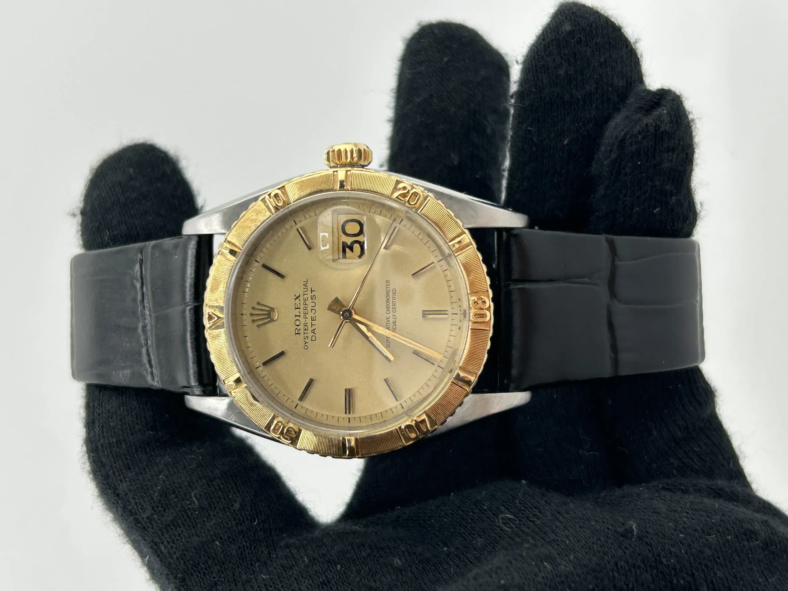 20930603_du91rawld7vpyj5o37nu8t7ao1ze.webp Rolex Datejust Turn-o-Graph Champagne Stick Dial on Generic Black Leather Band Ref. 6609 - Image 1