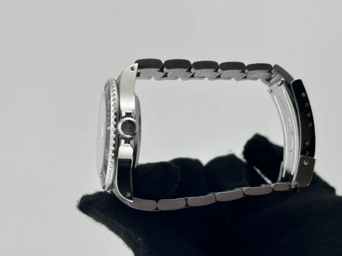 Rolex Submariner Black Dial on Oyster Ref. 16610 with Papers 2000 - Image 6