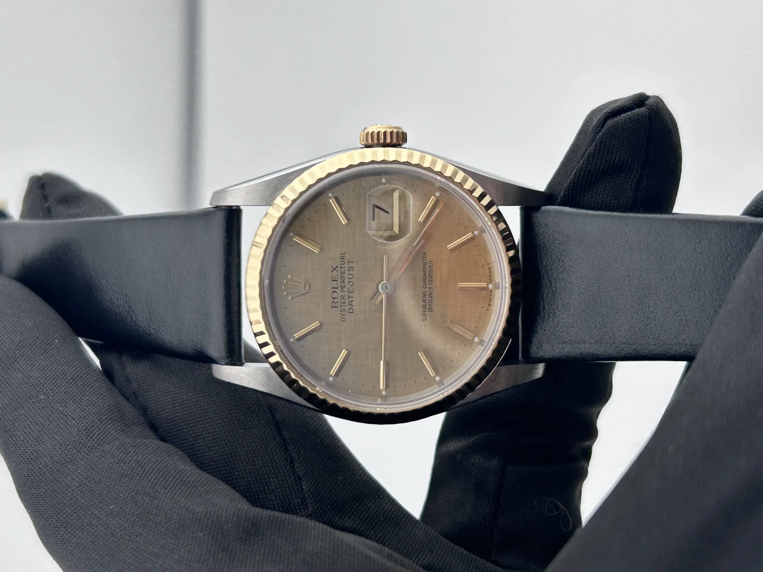 20950133_jhm0cuech9ilei5uf8wwc2li489o.webp Rolex Datejust 36 Champagne Stick Dial on Leather Ref. 16233 - Image 1
